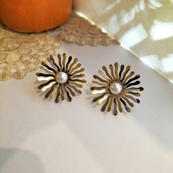 Gia Sunburst Pearl Stud Earring