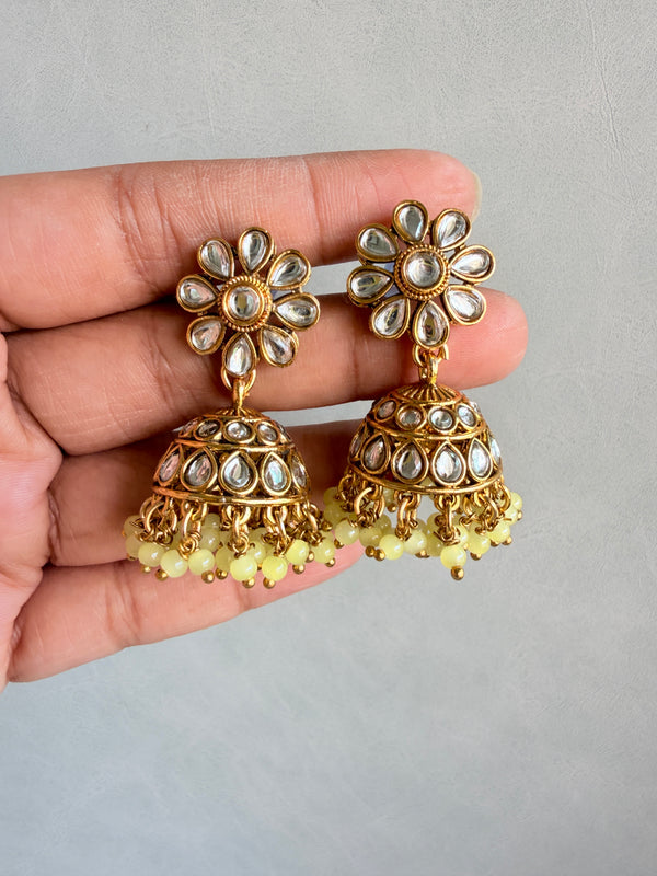 Adhira Kundan With Yellow Beads Necklace With Maangtika