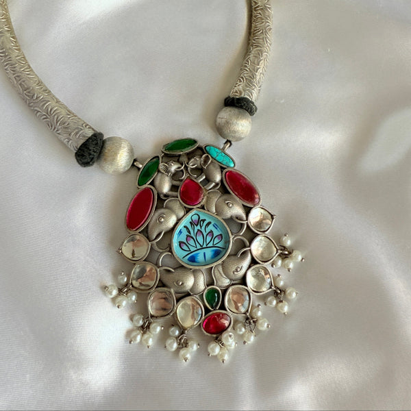 Myra Hasli White And Pink Color Necklace